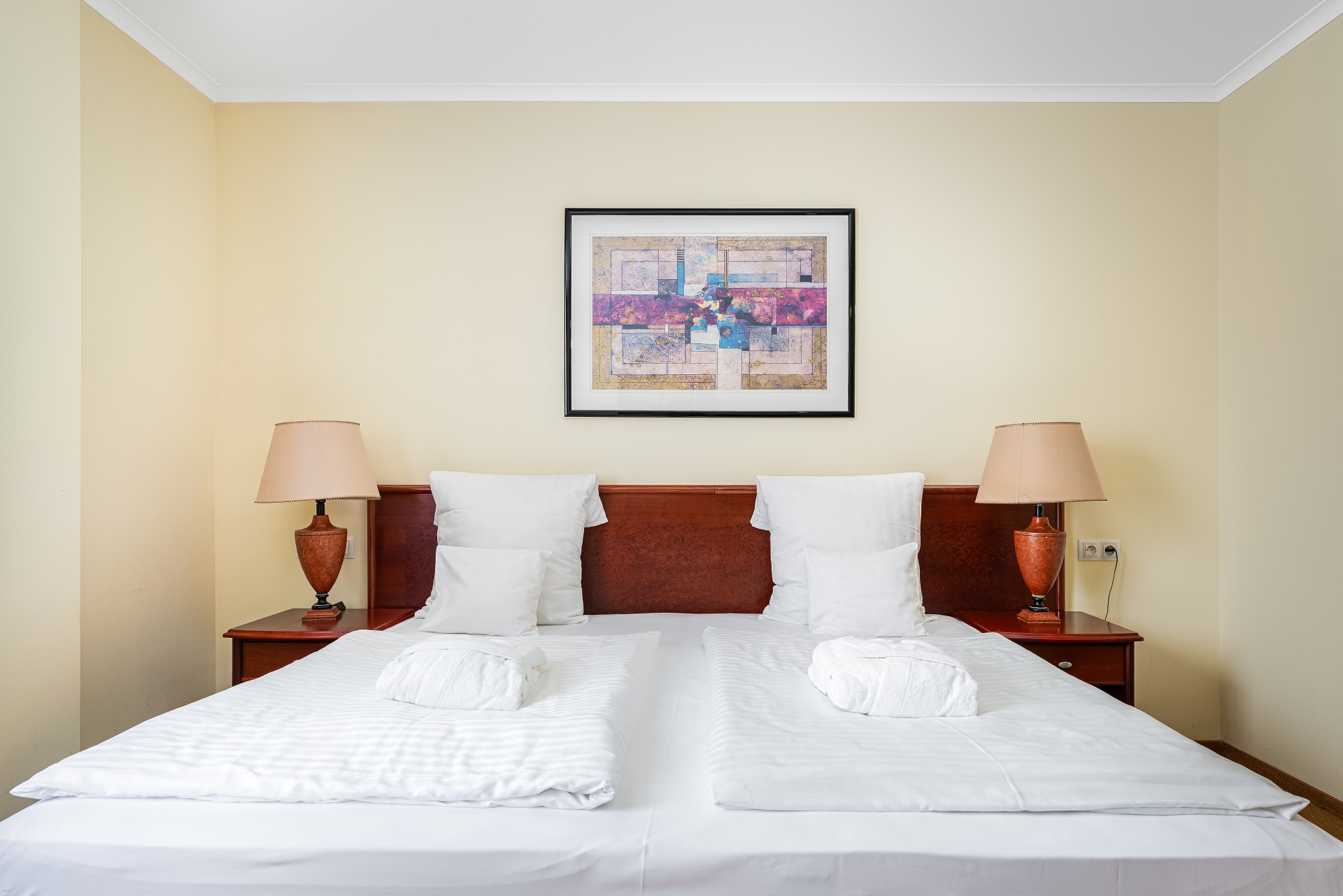 Elegantní hotelový pokoj s manželskou postelí a stylovou výzdobou v hotelu Karlovy Vary