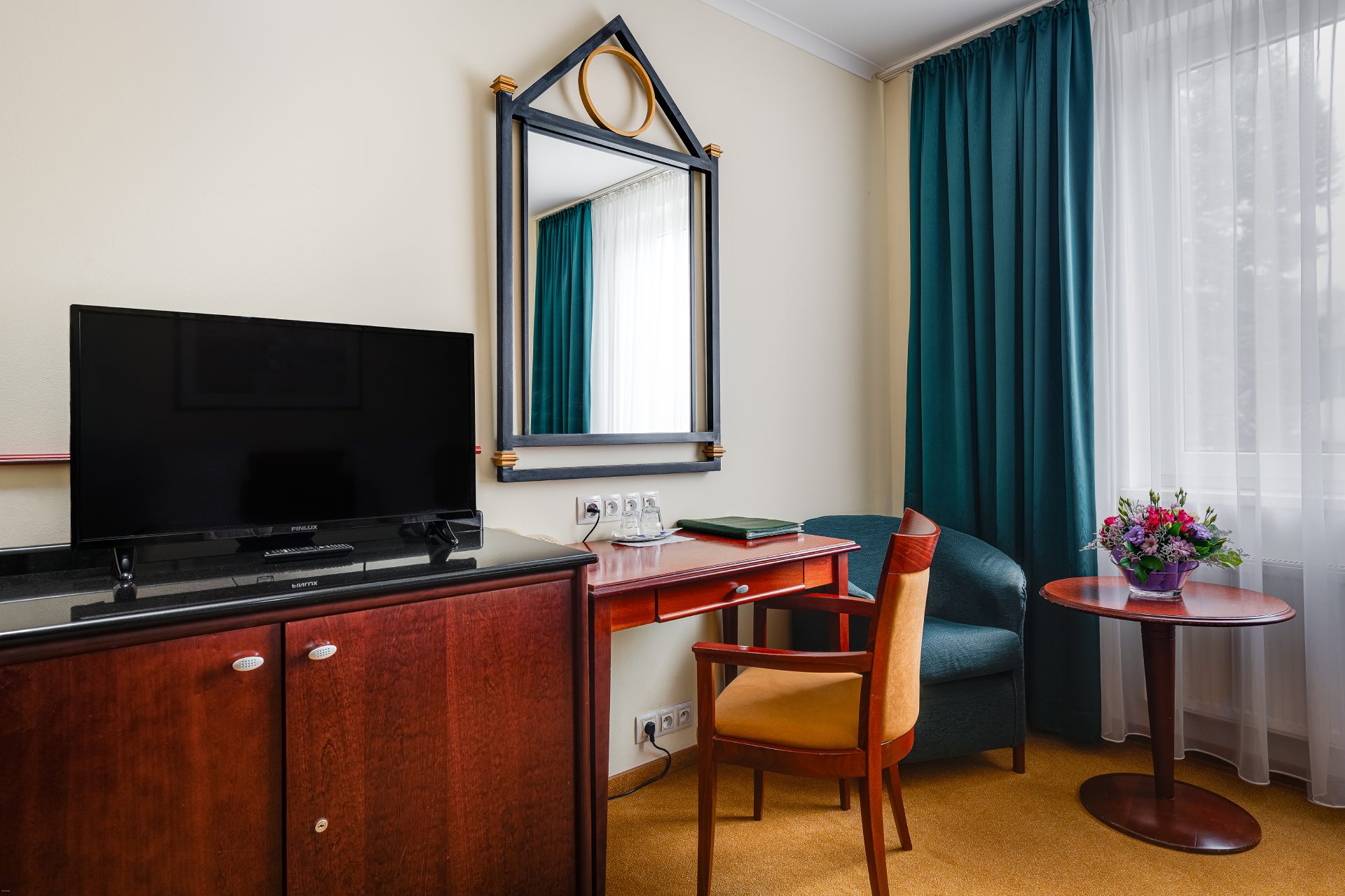 Elegantní hotelový pokoj s TV, pracovním stolem a posezením - ubytování Karlovy Vary Hotel Lafonte