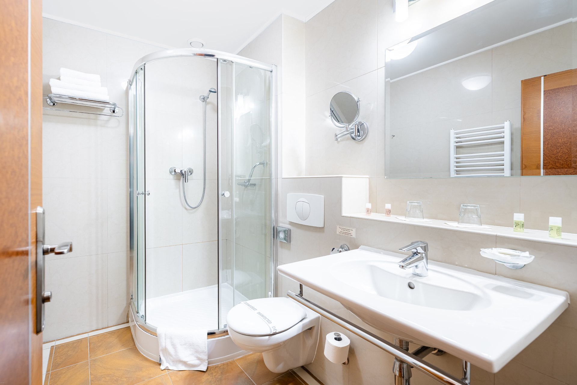 Moderní koupelna s душovým koutem v hotelu v Karlových Varech, luxusní ubytování pro wellness pobyt
